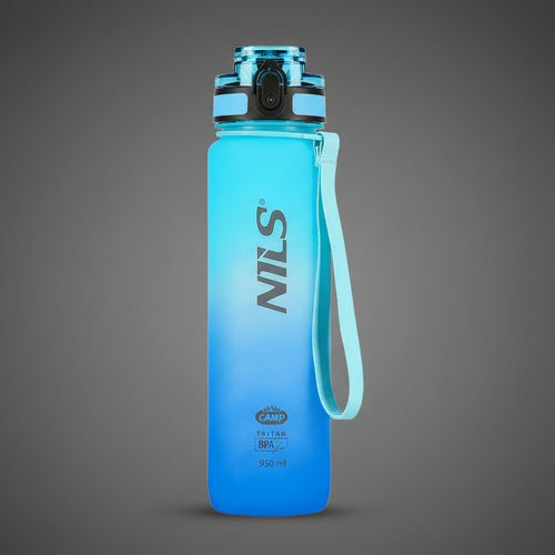 NILS Camp NCD04 950 ml BPA-mentes Tritan sportkulacs kék színben, zárható kupakkal és hordozópánttal.