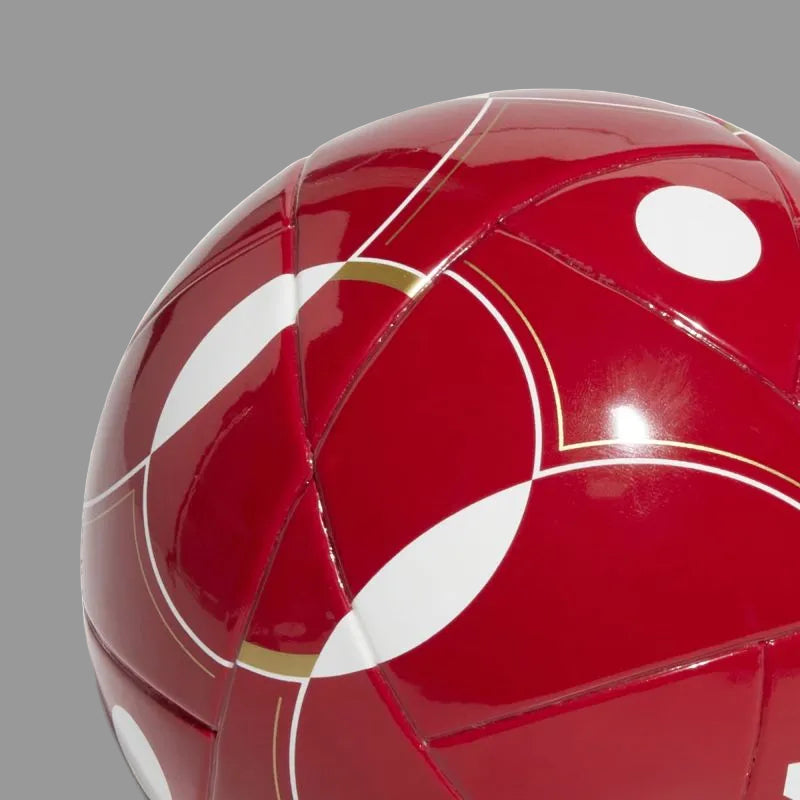 Fényes felületű, kis méretű labda közelről: tartós, gépi varrású mini labda technikai gyakorláshoz vagy ajándéknak Liverpool drukkereknek.