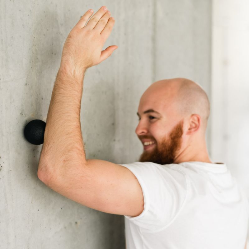 Váll és felkar izomlazítása falnál: trigger pont terápia HMS masszázslabdával a beállt vállak és izomcsomók ellen.