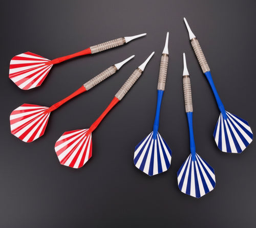 Elektronikus darts táblához tartozó soft tip nyilak piros és kék színben, műanyag heggyel és csúszásmentes markolattal.