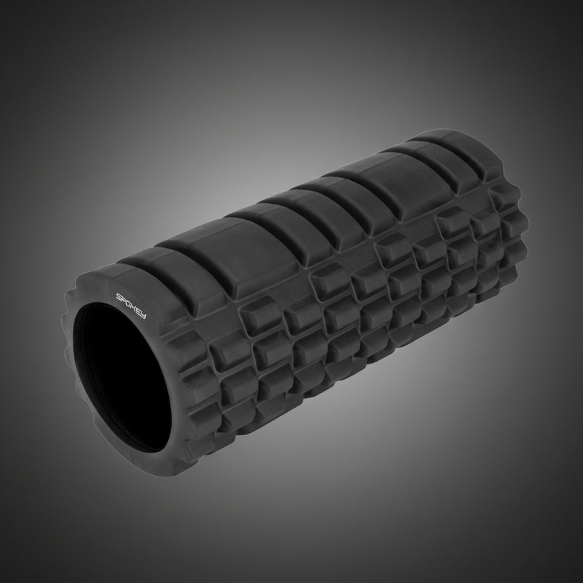 Spokey MIXROLL 33 cm masszázshenger fekete színben, bordázott felülettel ön-miofasciális masszázshoz és izomregenerációhoz.