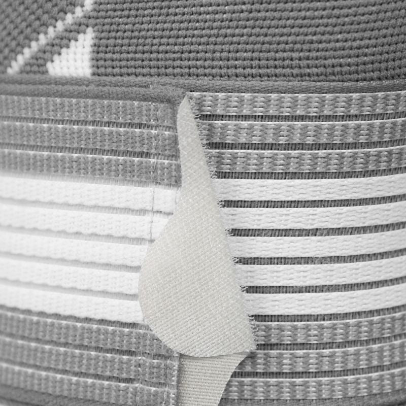 Spokey SEGRO PRO térdrögzítő rugalmas szövetének közeli nézete – lélegző, anatómiailag kötött anyag és erős tépőzáras rögzítés a tartós használatért az Ifitcore kínálatában.