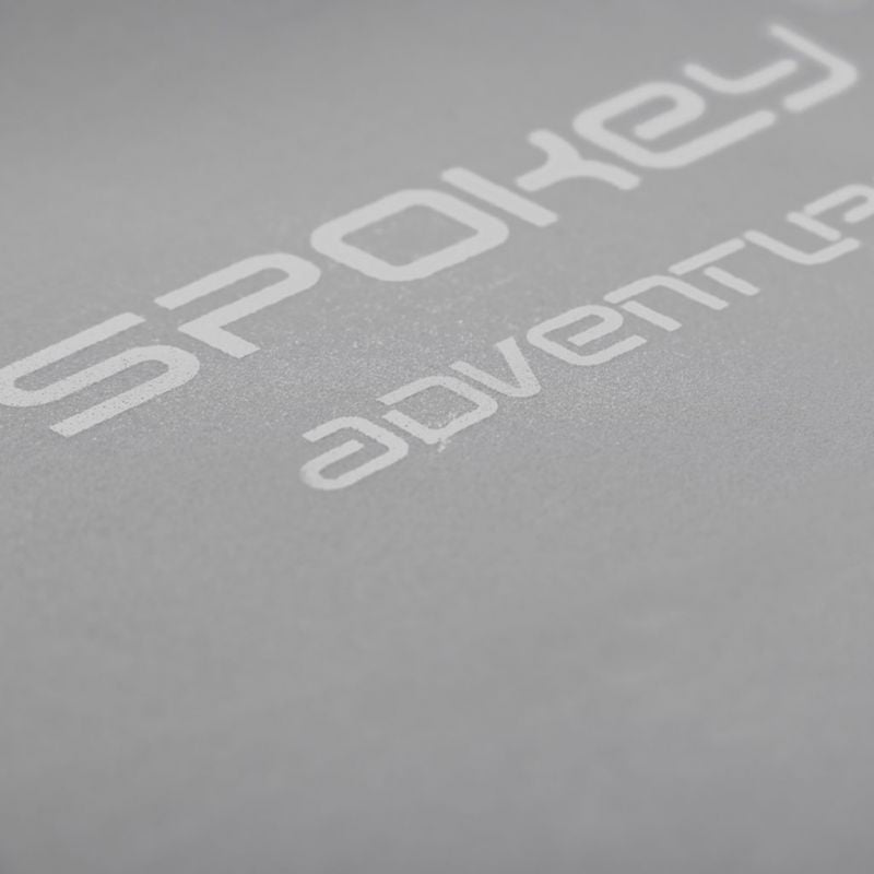 Spokey Sleephiker Big túramatrac márkajelzés közelről, tartós EVA hab anyagból.