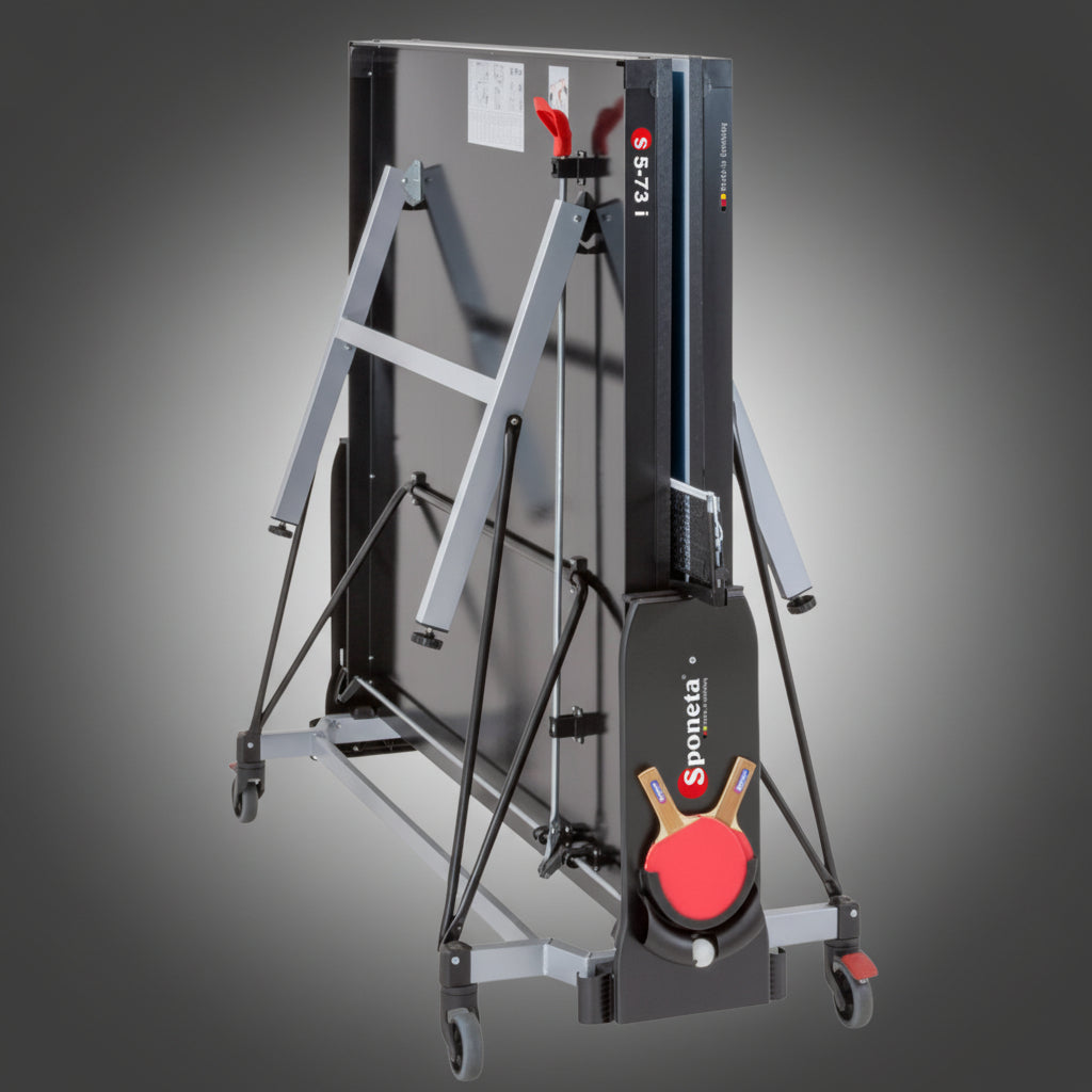 SPONETA S5-73i beltéri pingpongasztal összecsukott tárolási pozícióban, forgókerekes kivitelben