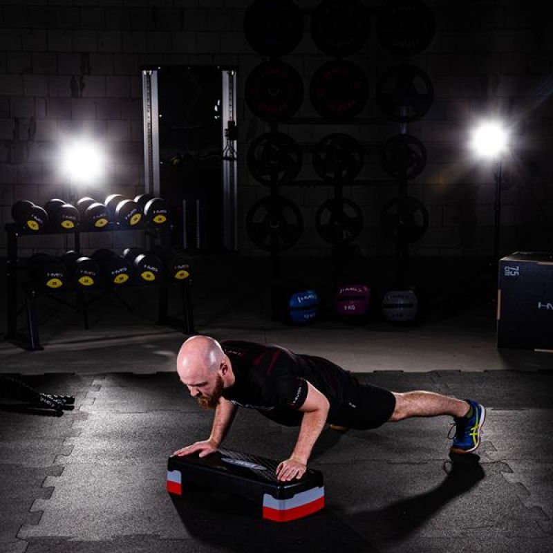 Fekvőtámasz gyakorlat állítható fitness step platformon funkcionális edzéshez

