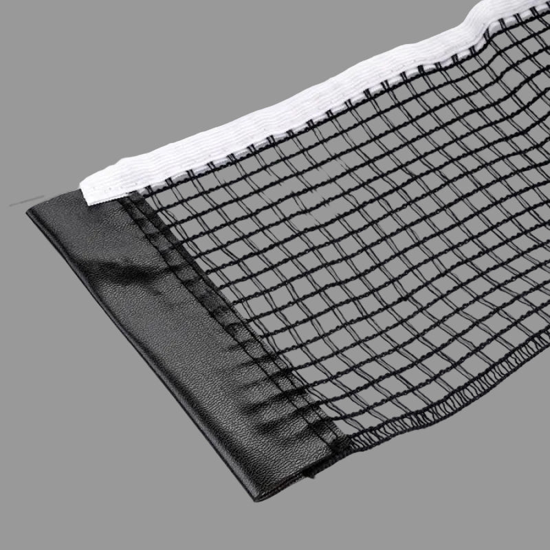 Ping pong háló sűrű szövésű fekete hálóanyaggal és megerősített szegéllyel, tartós asztalitenisz használatra.