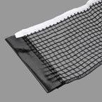 Ping pong háló sűrű szövésű fekete hálóanyaggal és megerősített szegéllyel, tartós asztalitenisz használatra.