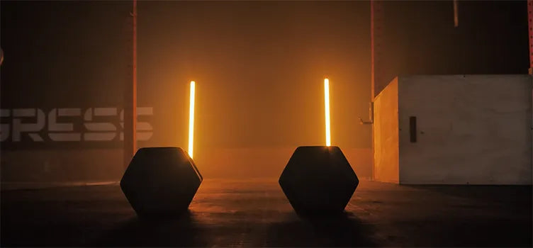 két minőségi súlyzó hightech prémium edzőteremben meleg fényekkel  háttérben