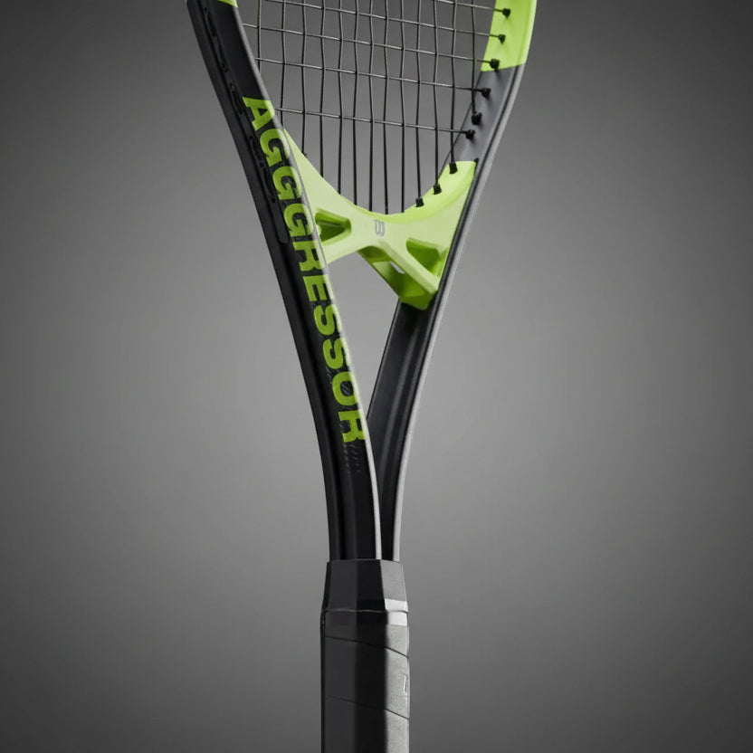 Wilson Aggressor felirat a teniszütő nyakán és a stabil vázszerkezet közelről