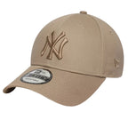 New Era League Essential 9FORTY New York Yankees 60675512 baseballsapka, barna, gyári termékkép.