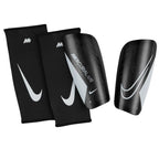 Nike Mercurial Lite fekete héjak a nyitott felső részű tartóhüvelyek mellett