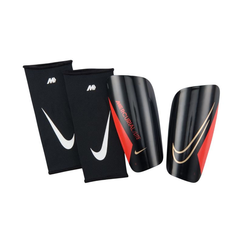 Nike Mercurial Lite fekete sípcsontvédő héjak piros-arany részletekkel és fekete Dri-FIT hüvelyekkel