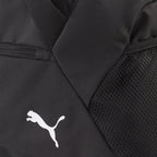 Fekete Puma Team Goal 90233 sporttáska hálós oldalzsebének és Puma logójának részlete