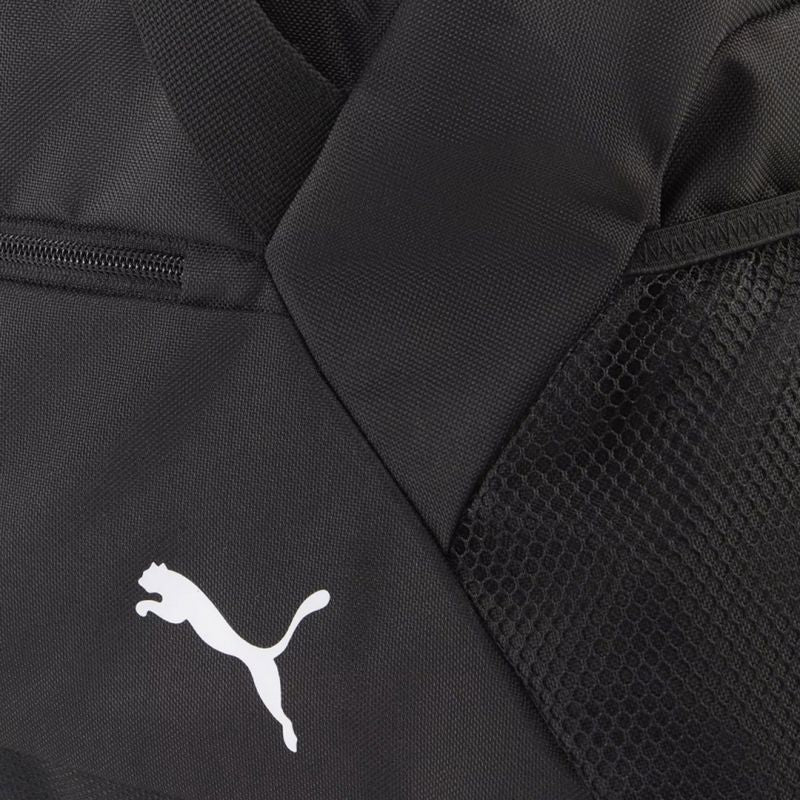 Fekete Puma Team Goal 90233 sporttáska hálós oldalzsebének és Puma logójának részlete