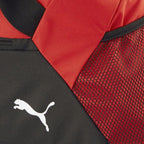 Piros Puma Team Goal 90233 sporttáska hálós oldalzsebének és Puma logójának részlete