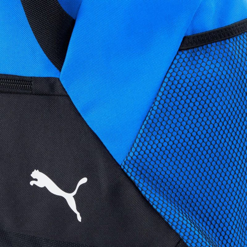 A kék-fekete Puma sporttáska hálós oldalzsebe és emblémája közelről