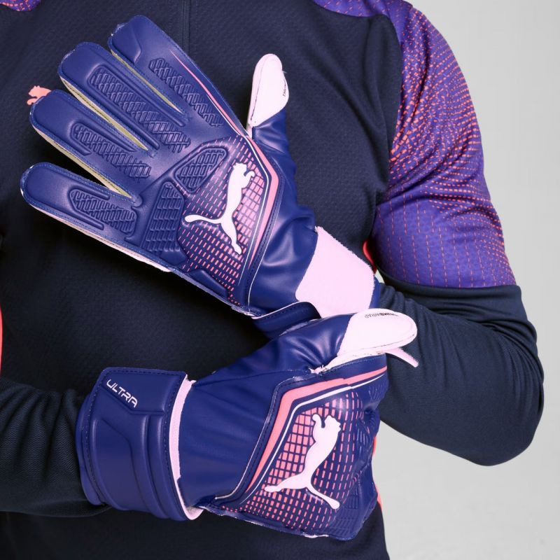 A Puma Ultra Match RC kesztyű kézháta viselés közben